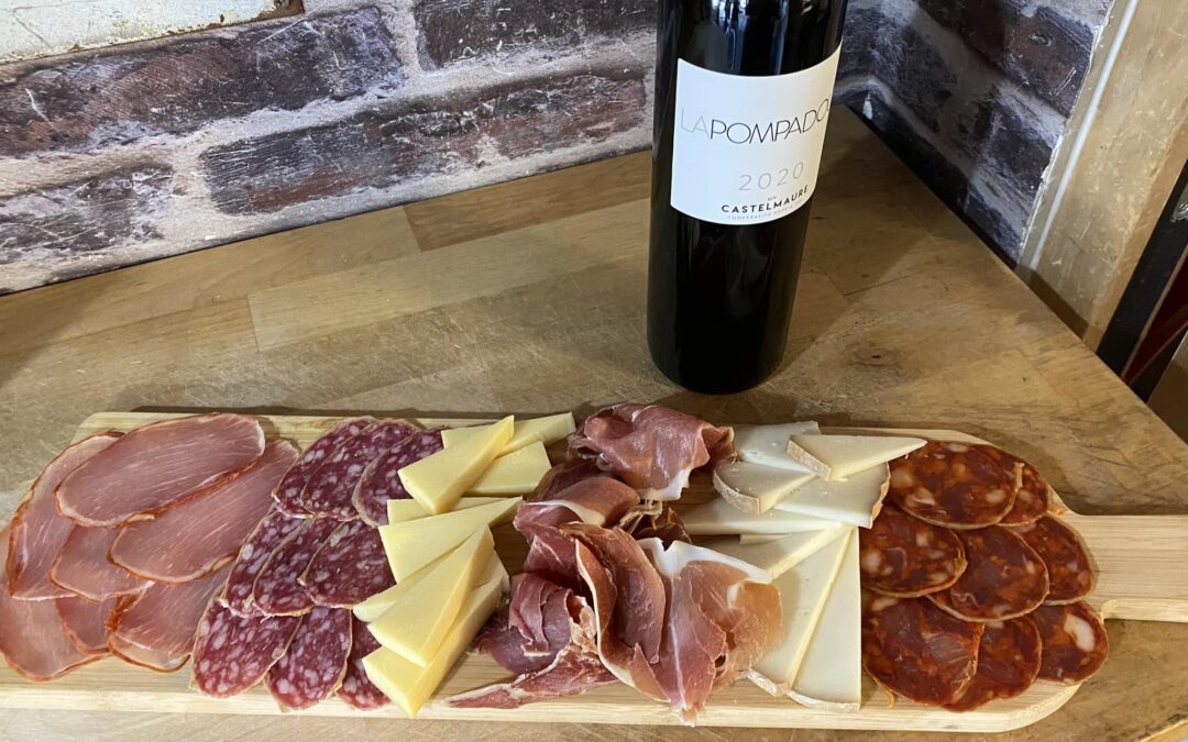 Apéritif local à Montredon-des-Corbières : dégustez une planche de charcuterie à partager avec des bières et vins locaux